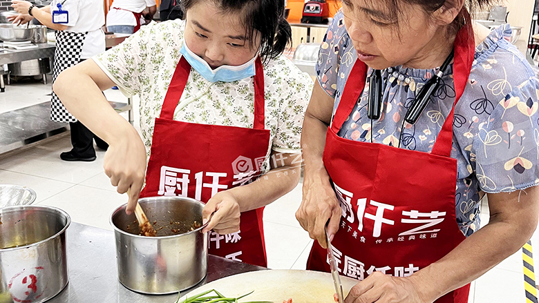 零基础学鸡蛋汉堡出摊,四步搞定!厨仟艺培训学校让你少走弯路
