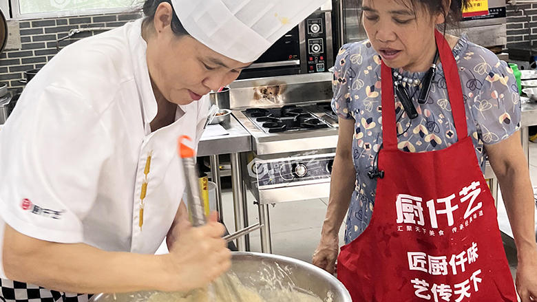 零基础学鸡蛋汉堡出摊,四步搞定!厨仟艺培训学校让你少走弯路