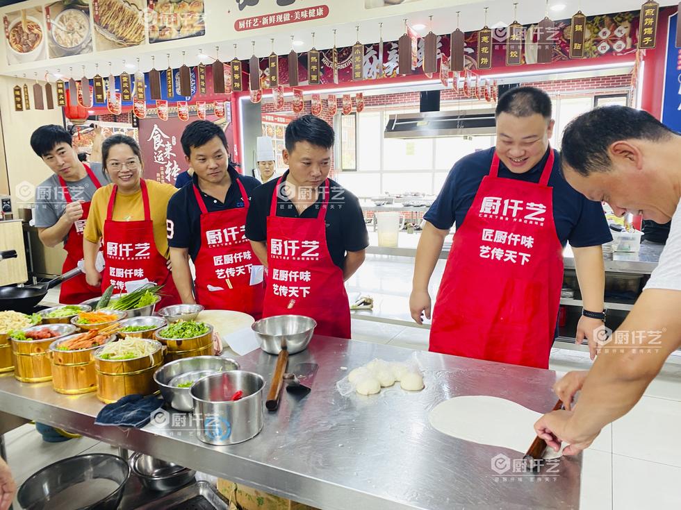 开卷饼店一年到底能赚多少？厨仟艺帮你拆三层账算明白，入行别盲目！