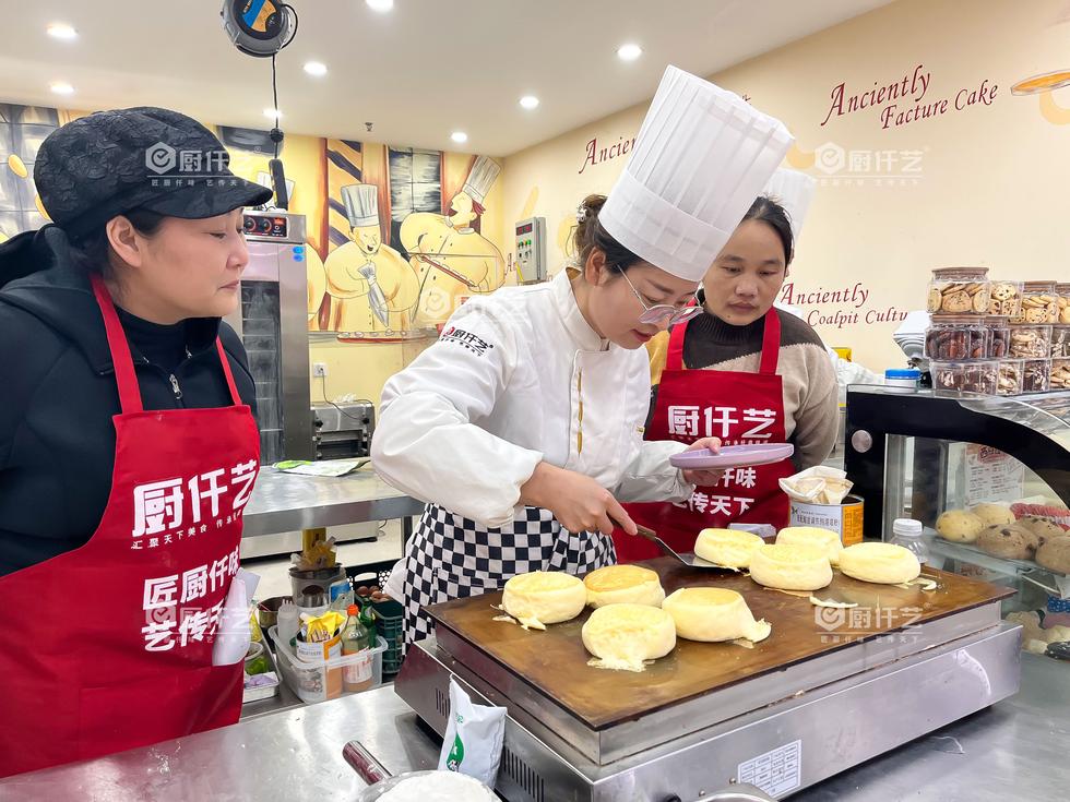 舒芙蕾哪里学适合新手？学舒芙蕾推荐厨仟艺，18年培训经验，避免踩坑！