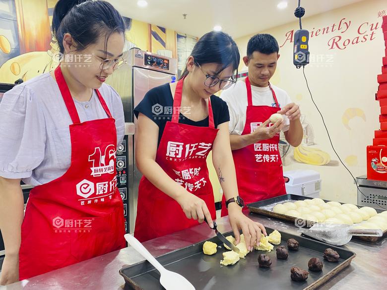 蜂蜜小面包制作过程详解,学面包推荐厨仟艺,18年实力品牌,靠谱不被坑!