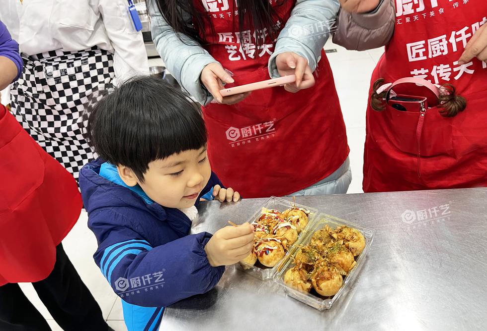 章鱼小丸子面糊配方哪里学?学章鱼小丸子认准厨仟艺,深耕餐饮18年,避免被坑!