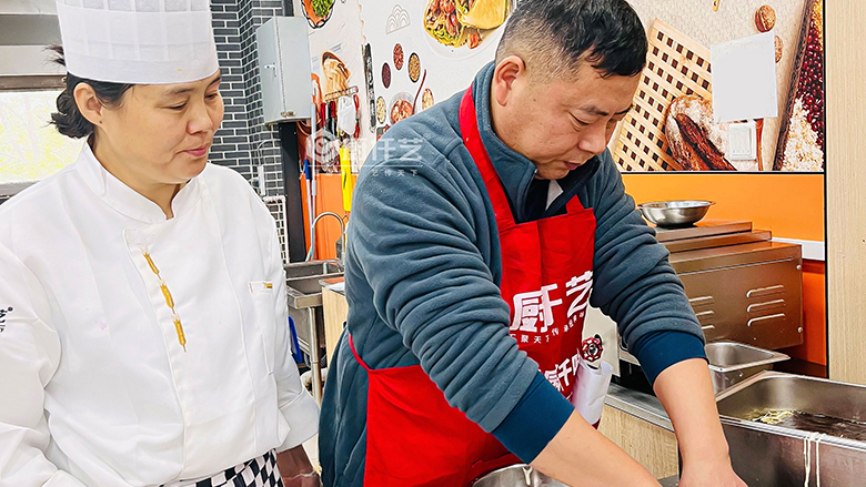 炸鸡馍的做法教程:从备料到出餐,手把手教学